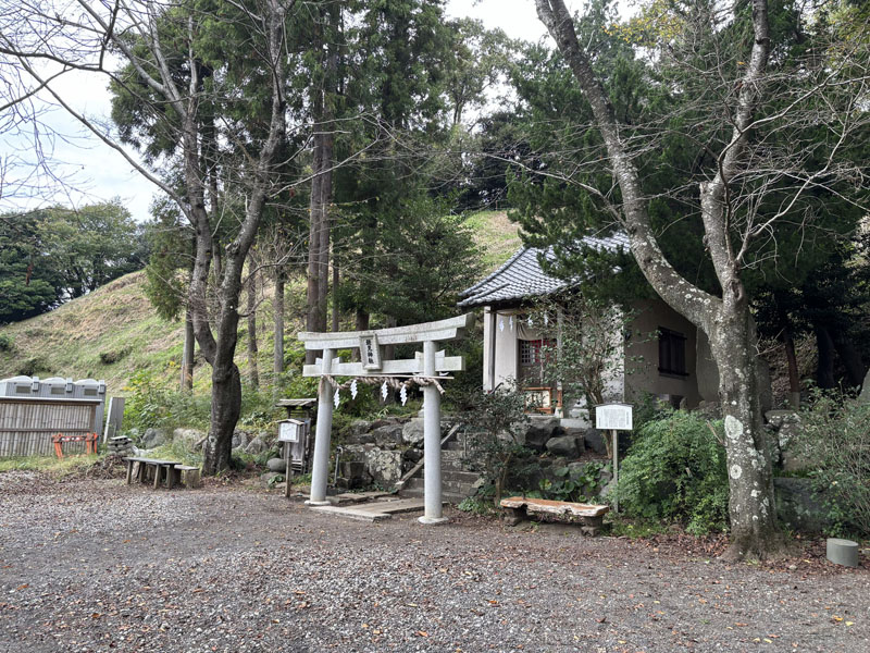 穂見神社。左奥に簡易トイレが見える