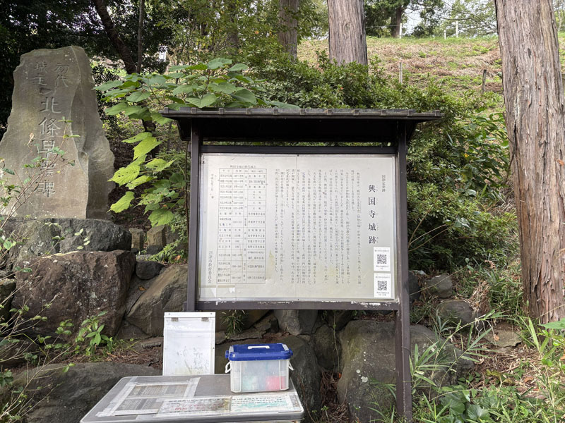 スタンプは説明看板の前に設置。パンフレットも無料で置いてある