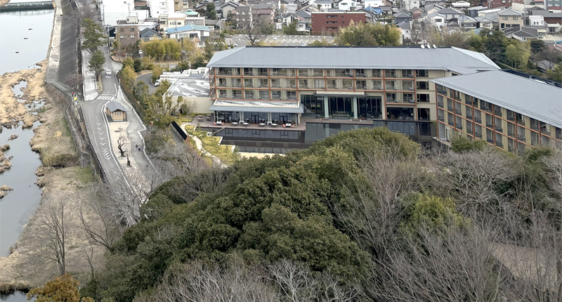 犬山城 天守から見下ろすホテルインディゴ犬山有楽苑。国宝茶室・如庵に隣接する宿泊施設。
