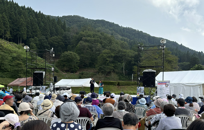 越前朝倉戦国まつりのステージイベントの様子。野外特設ステージで進行が行われ、多くの観客が席に座って観覧している