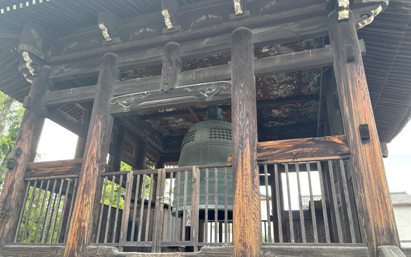 方広寺の梵鐘。柵越しに見える鐘楼内の大きな鐘