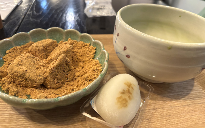 甘春堂 東店でいただいたわらび餅と抹茶、大仏餅