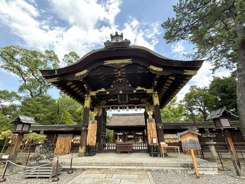 豊国神社（京都）の国宝・唐門を正面から見上げた様子。金色の装飾と両脇に並ぶ瓢箪型の絵馬