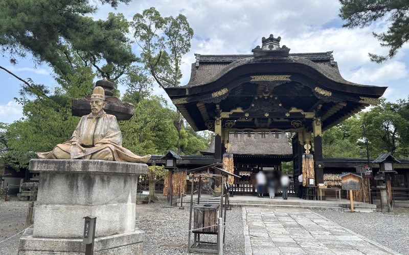 豊国神社(京都)の唐門前に立つ豊臣秀吉の陶製像