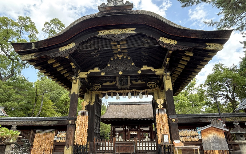 豊国神社(京都)の国宝・唐門。桃山時代建築の四脚唐門で金色の装飾が施されている
