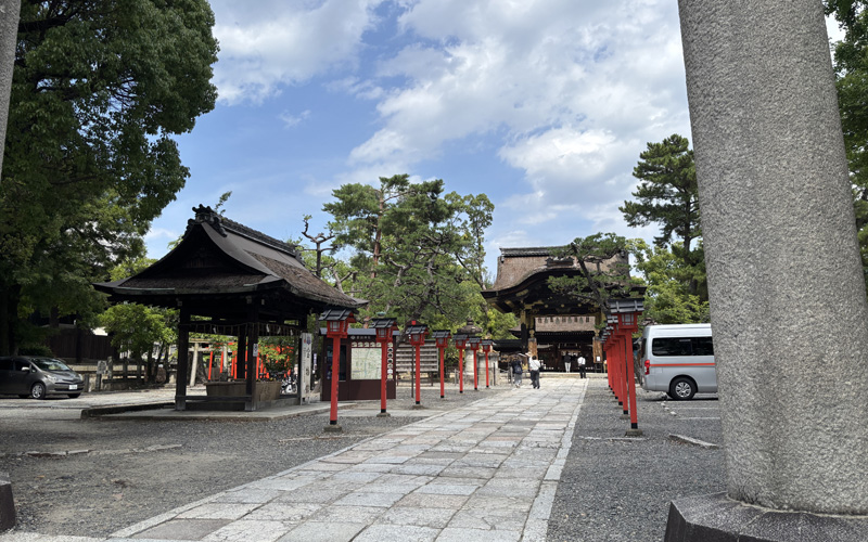 豊国神社(京都)の参道。石畳の先に唐門が見える