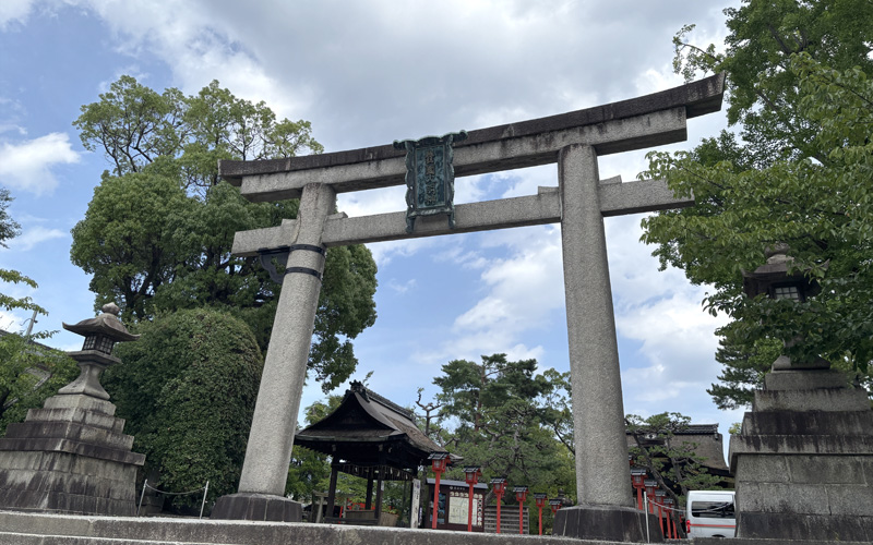 豊国神社(京都)の石鳥居。扁額の奥に境内が見える