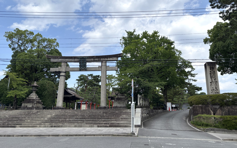 豊国神社(京都)の鳥居と正面の石段。右手に車が通れる坂道がある