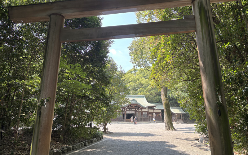 別宮エリアの入口に建つ鳥居。奥に上知我麻神社の社殿が見える。