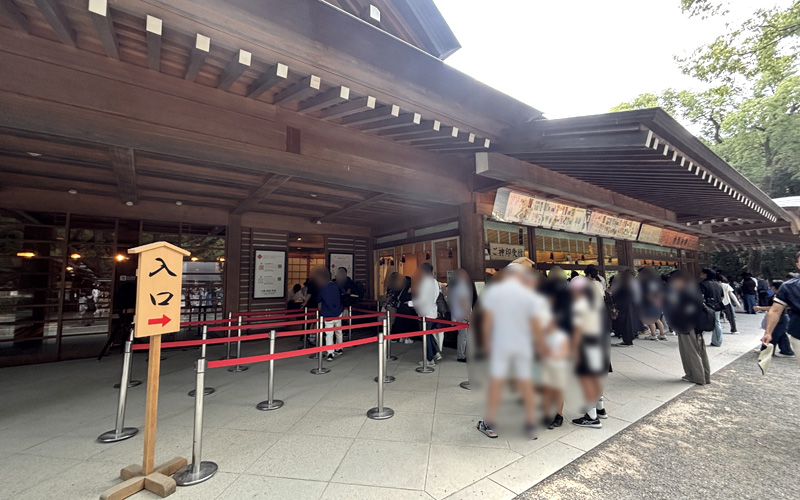 「入口」の案内板と赤いロープで区切られた御神印の受付列。
