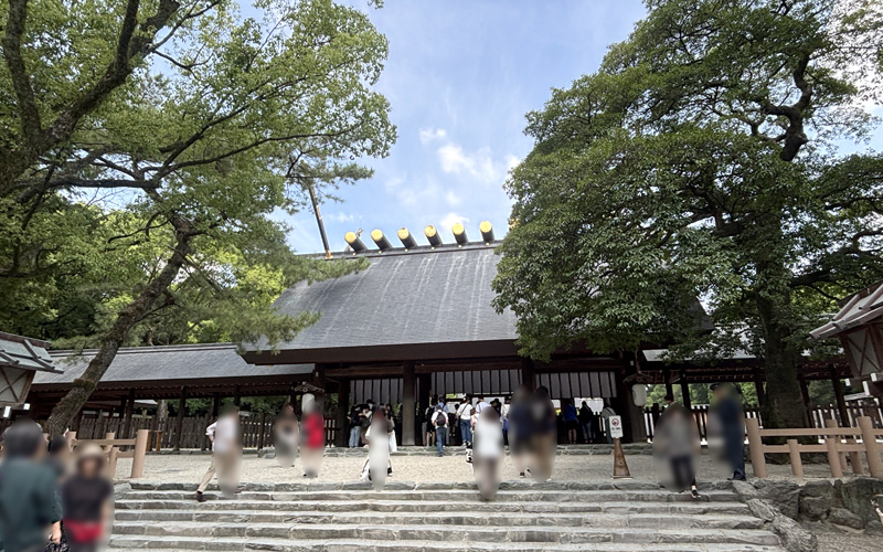 熱田神宮の拝殿正面。石段の先に参拝者の列ができている。