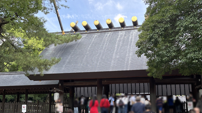 熱田神宮 拝殿の千木・鰹木が並ぶ屋根。参拝者が祈りを捧げる正面の社殿。