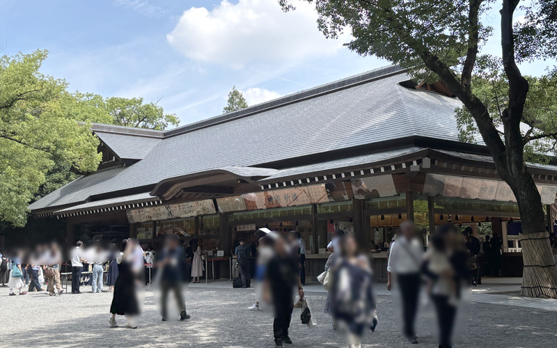 熱田神宮の本宮授与所。拝殿の右手に建ち、多くの参拝者で賑わっている。
