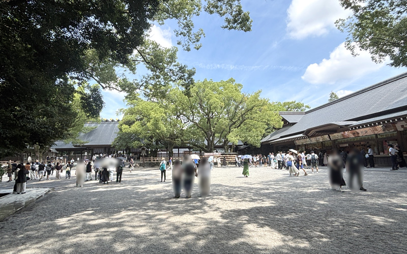 熱田神宮 本宮境内の広場。左奥に拝殿、右手に本宮授与所が並ぶ。