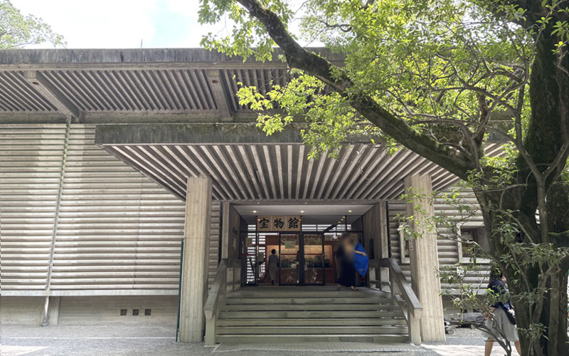 熱田神宮 宝物館の入口。石段の上に「宝物館」の看板が掲げられている。