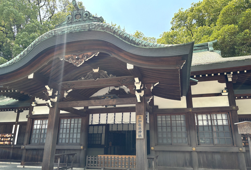 熱田神宮の摂社・上知我麻神社。唐破風の向拝が印象的な社殿。