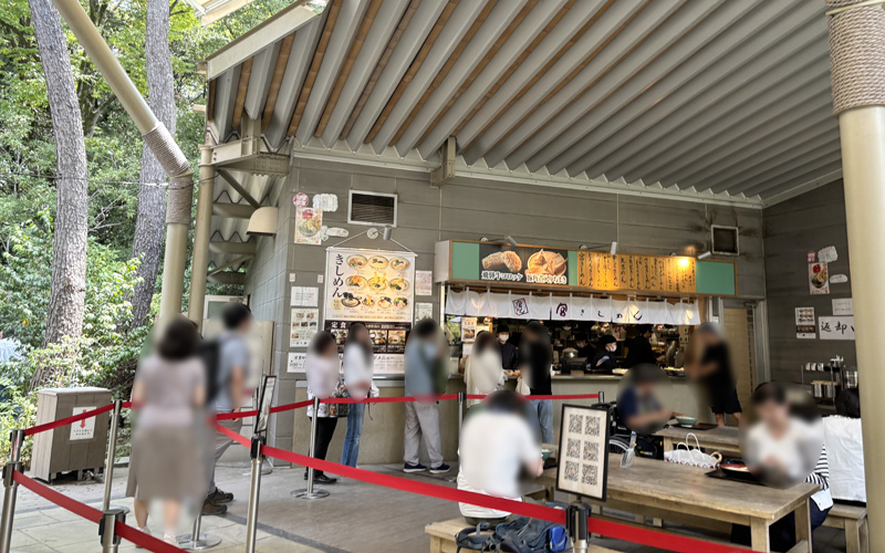 くさなぎ広場にある「宮きしめん」の店舗外観。券売機の前に参拝客の列ができている。