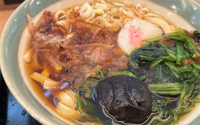 宮きしめんのどんぶり。かつおぶし・青菜・椎茸・かまぼこがのった一杯。