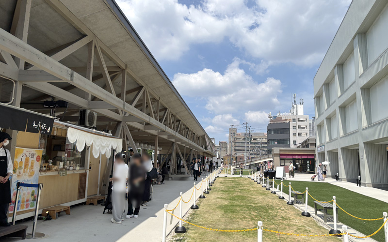 名鉄神宮前駅前の商業施設「あつたnagAya」。飲食店が並び、芝生広場もある。