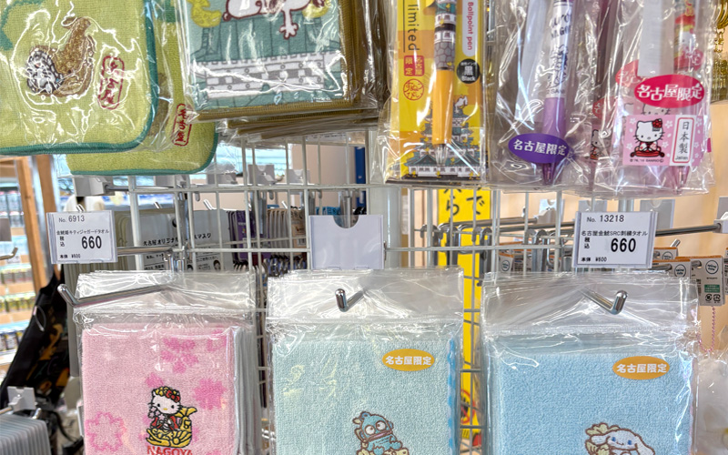 あつたnagAya内の売店に並ぶ、名古屋限定デザインのタオルや雑貨。