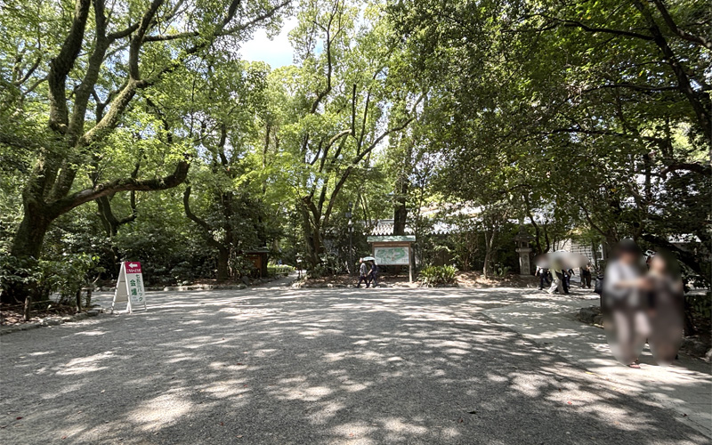 熱田神宮の参道の突き当たり。右が本宮、左が別宮方面に分かれる分岐点。