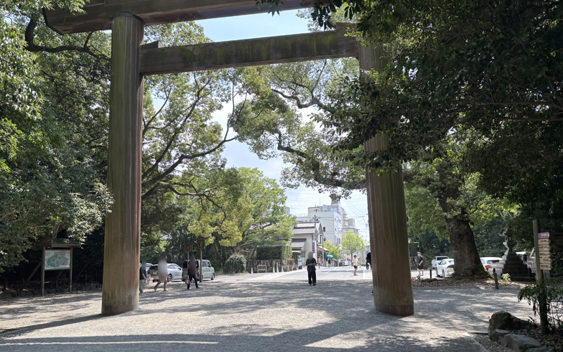 熱田神宮 正門（南門）の鳥居。